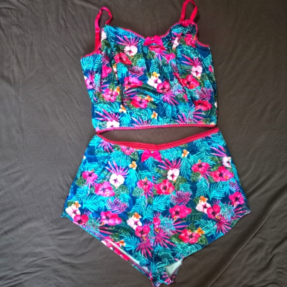 NWT 2 PIECE SHORT LOUNGEWEAR